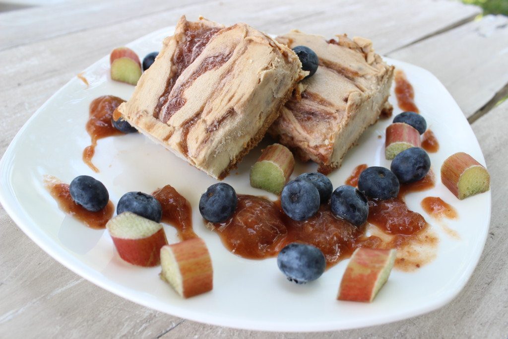 Strawberry-Rhubarb-Cheesecake-Bars-yummy